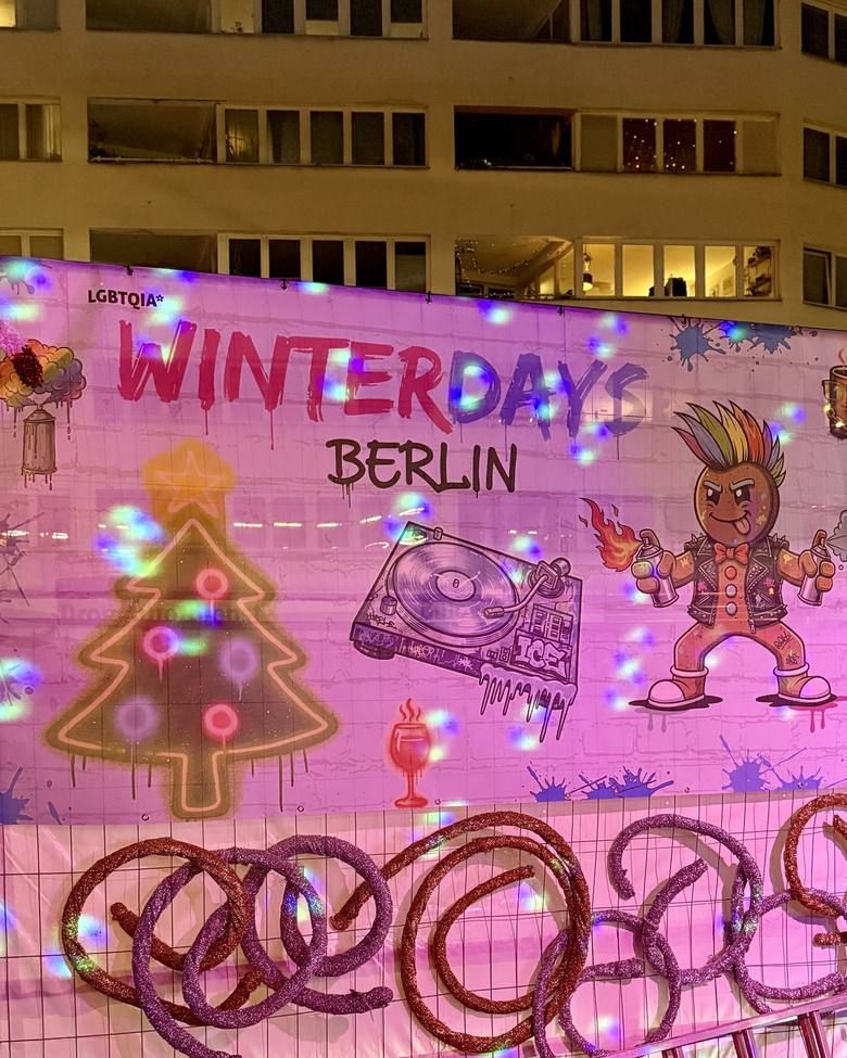 Ein buntes Banner für die Winterdays Berlin zeigt eine Graffiti-Illustration mit Weihnachtsbaum, Plattenspieler und einer Punk-Lebkuchenfigur.