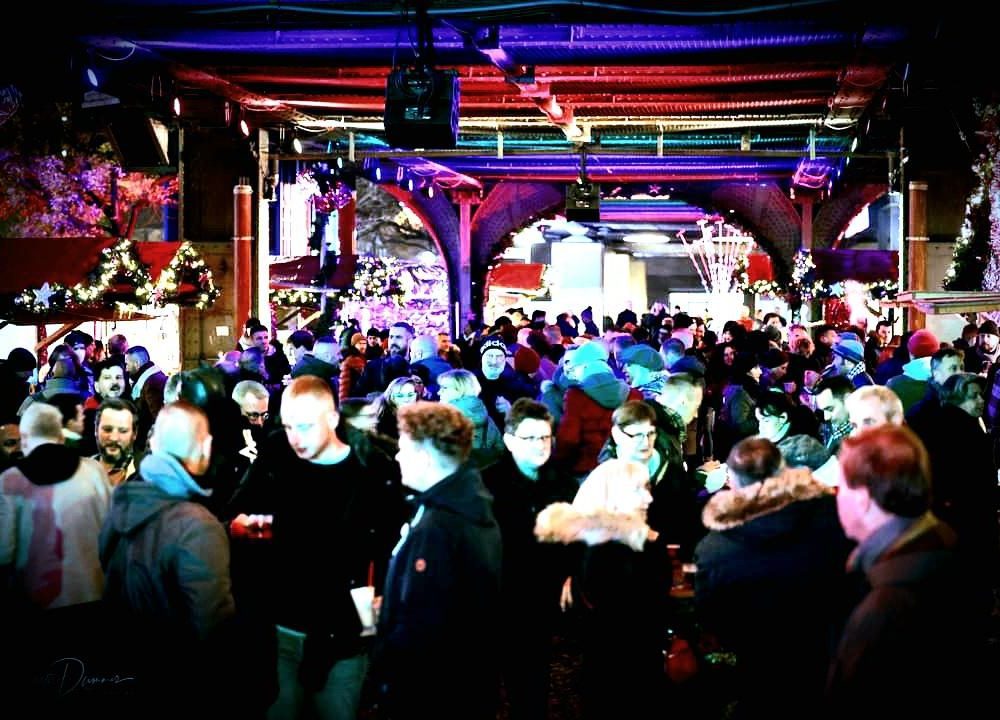 LGBTQIA-Community feiert auf dem Weihnachtsmarkt der Christmas Avenue, Berlin