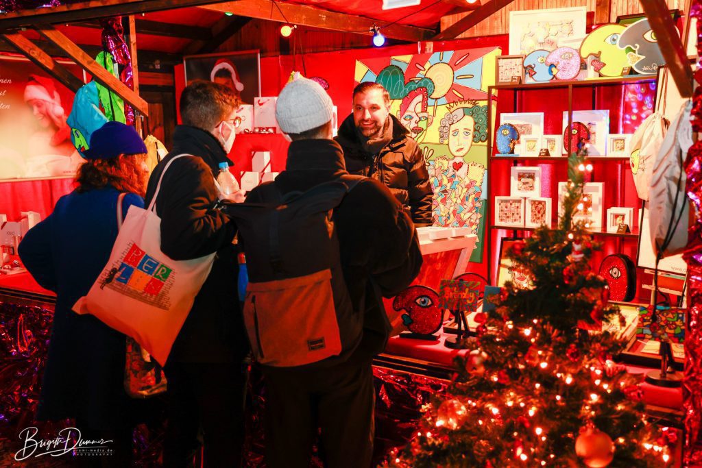Künstlerstand bei den LGBTQIA Winterdays, wo Kunstwerke der Community präsentiert werden