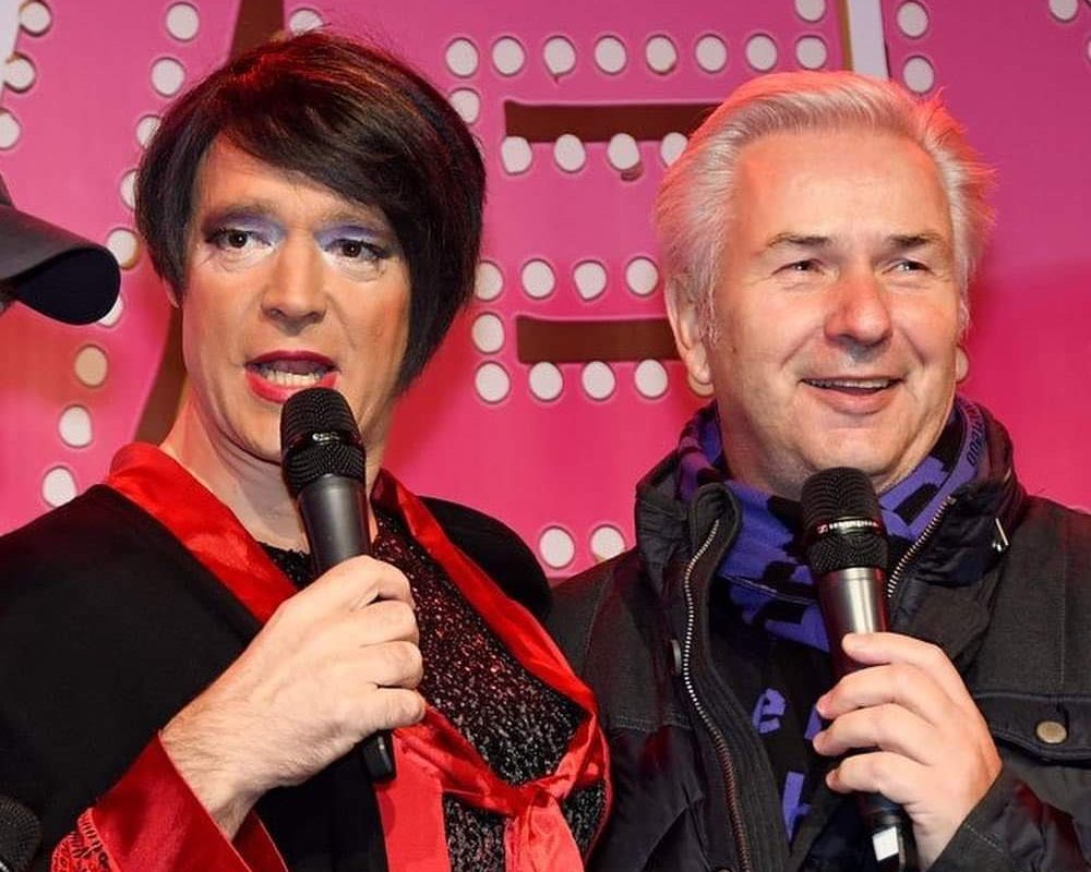 Drag-Queen auf der Bühne mit Klaus Wowereit auf der Christmas Avenue