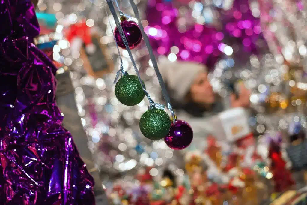 Nahaufnahme von weihnachtlichen Kugeln auf einem Berliner Weihnachtsmarkt