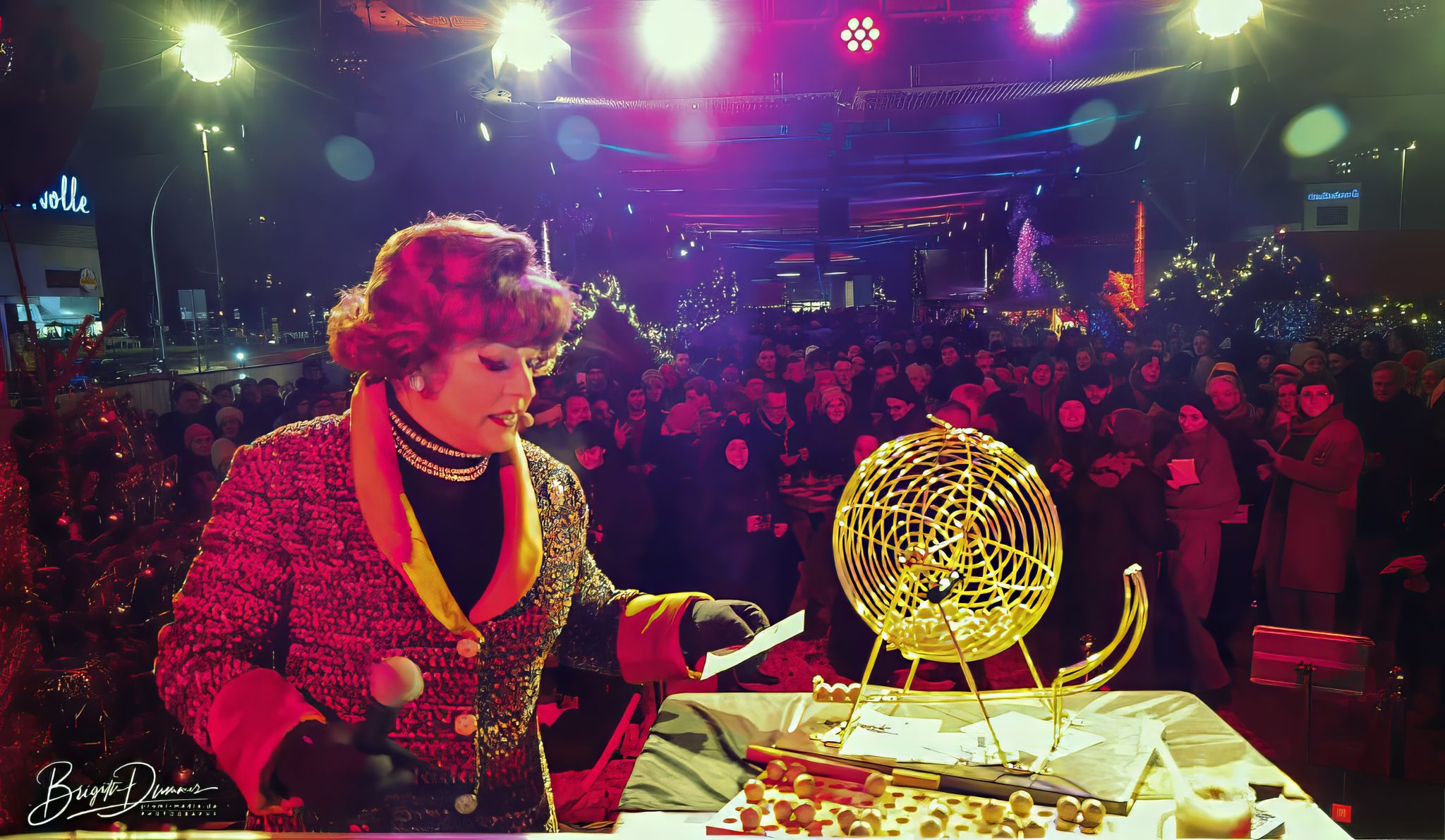 Drag-Performerin moderiert eine Bingo-Show auf der Bühne der Christmas Avenue in Berlin vor einem begeisterten Publikum