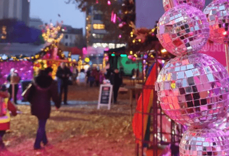 Discokugeln und Lichterglanz auf der Christmas Avenue – Berlins LGBTQIA* Weihnachtsmarkt Bunt beleuchteter LGBTQIA* Weihnachtsmarkt Christmas Avenue in Berlin, mit Discokugeln und festlichen Lichtern.