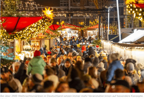 Weihnachtsmarkt in Berlin – Festliche Atmosphäre mit besonderem Konzept Großer Andrang auf einem festlich beleuchteten Weihnachtsmarkt in Berlin, bei dem Besucher die bunt geschmückten Stände genießen
