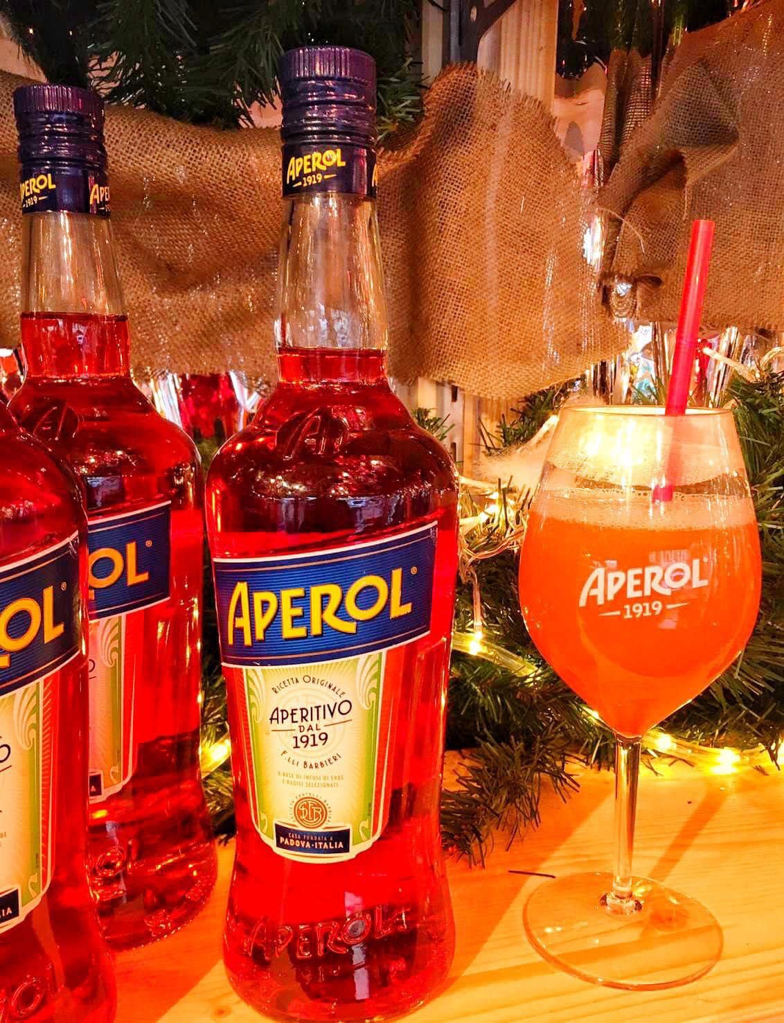 Aperol und Hot Aperol auf dem Weihnachtsmarkt Berlin Christmas Avenue.