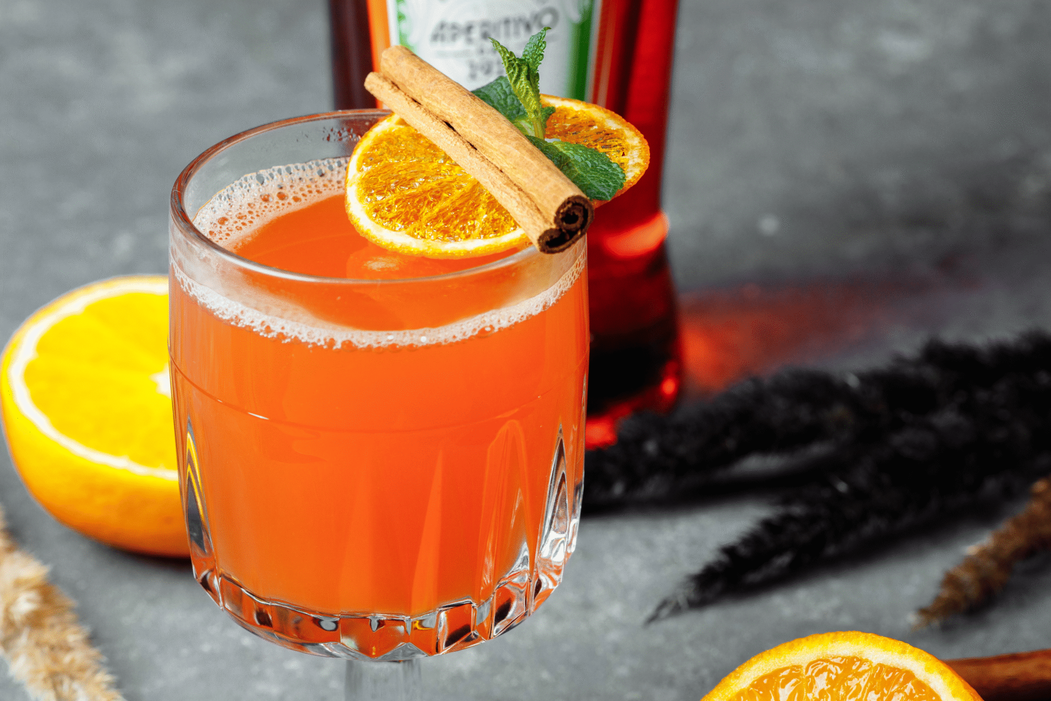 Frischer Hot Aperol mit Zimtstange und Orange auf der Christmas Avenue Berlin - die Glühwein-Alternative.